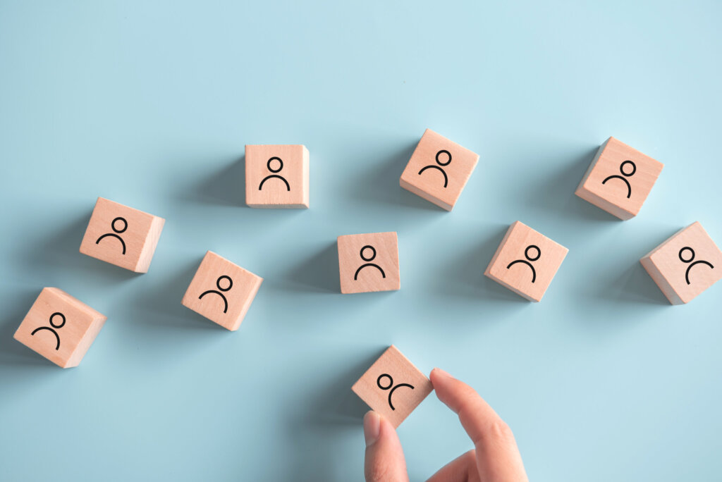 Externaliser la fonction RH ou recruter un RH interne : comment choisir quand une PME grandit ? 